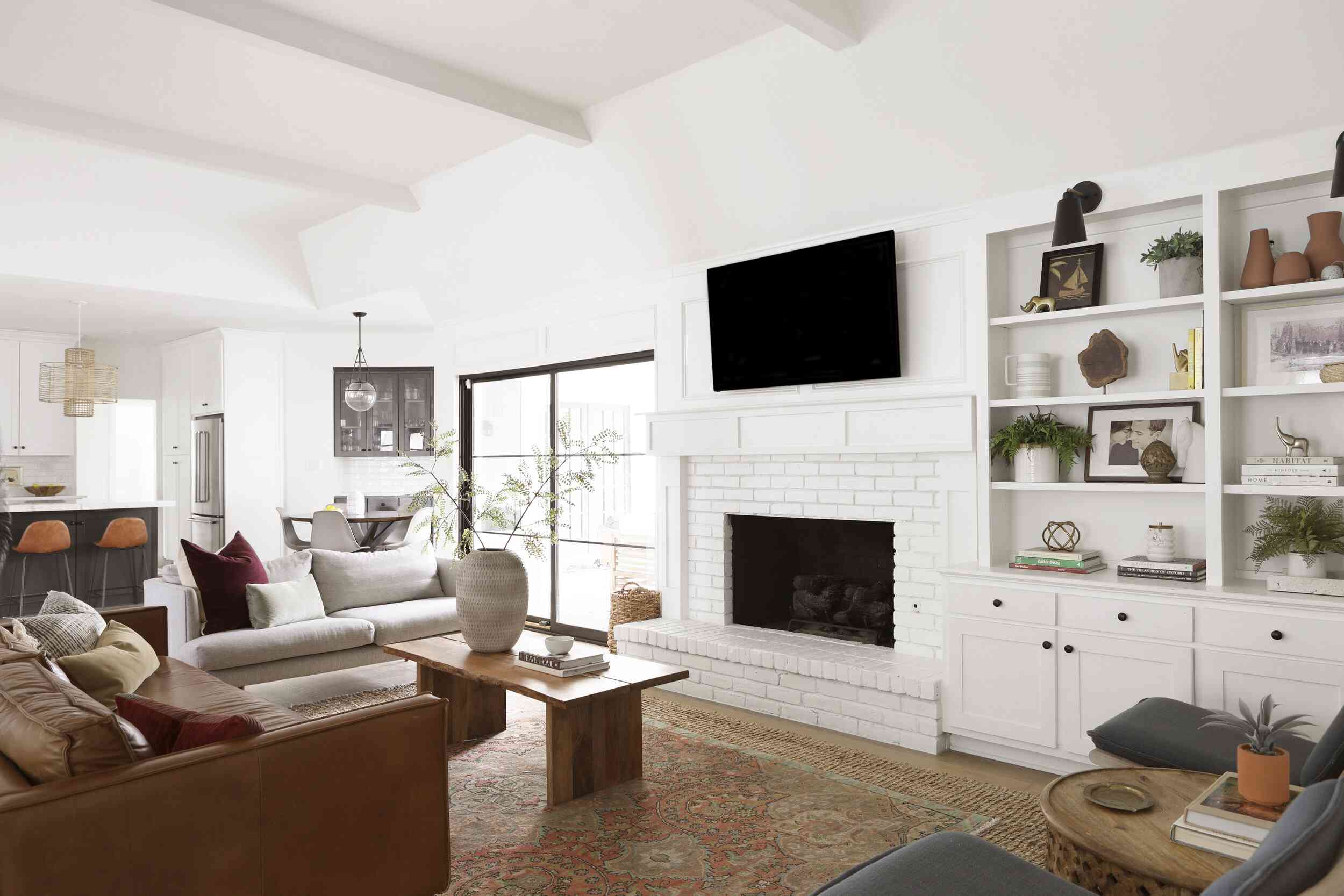 客厅的壁炉上方放着电视