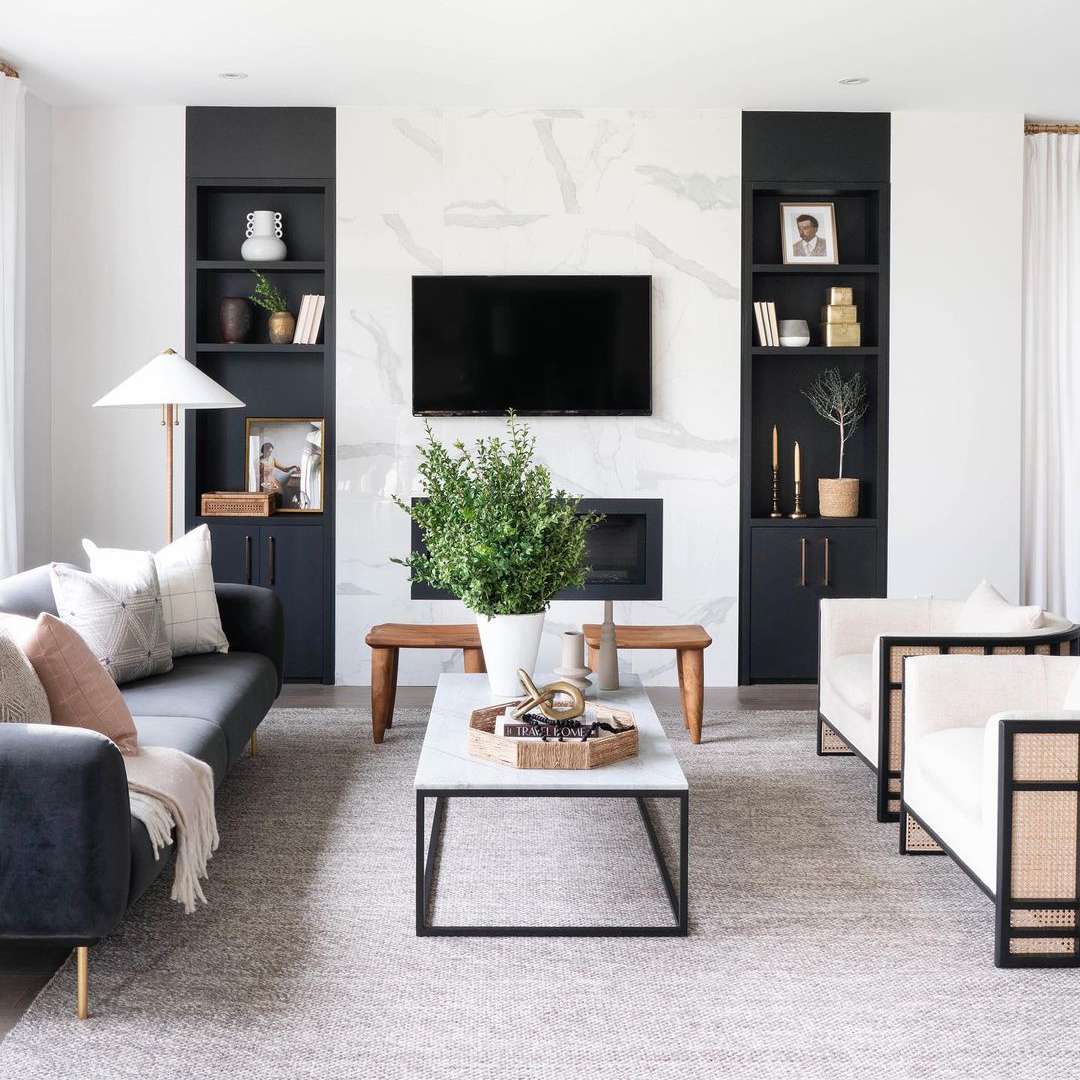 黑色内饰的客厅