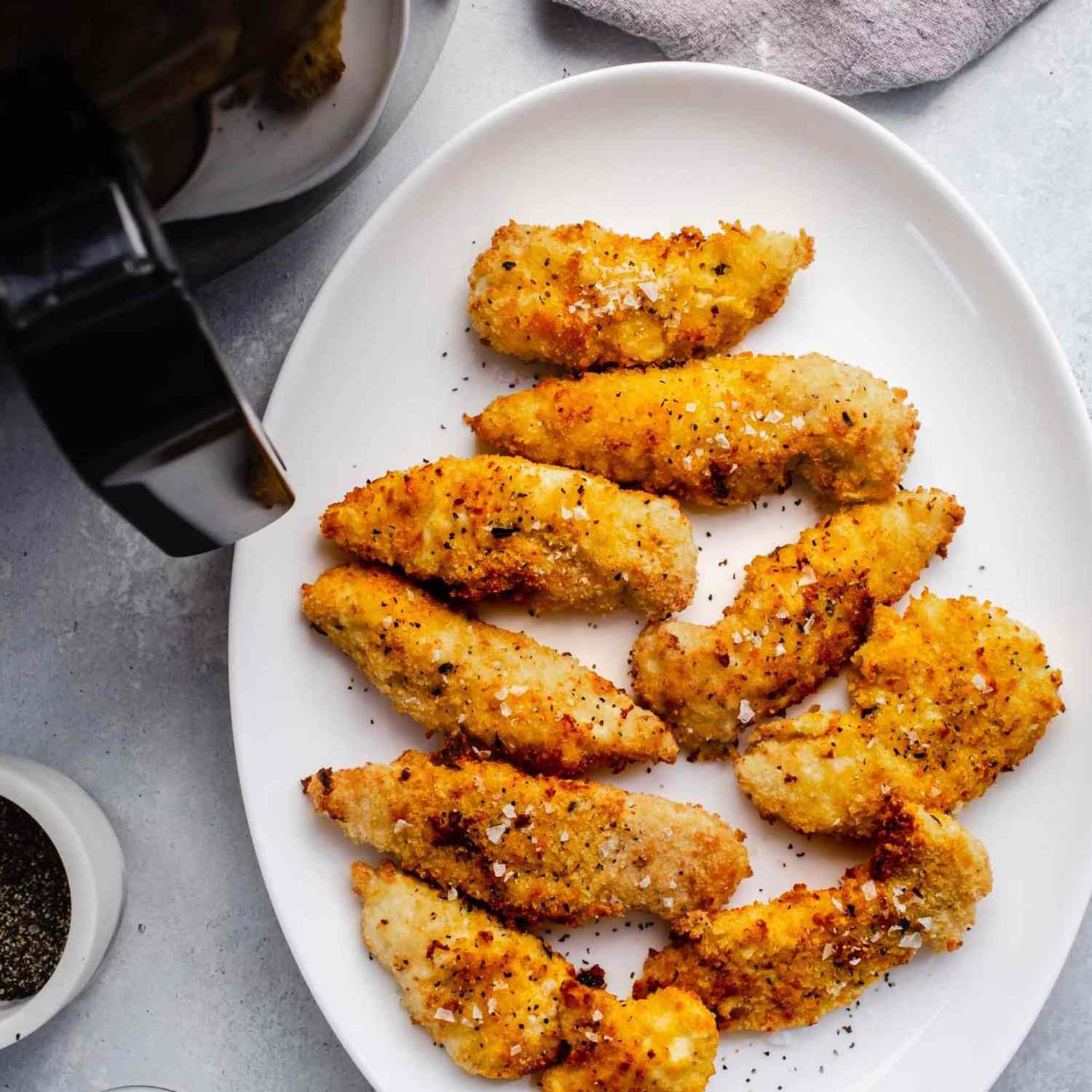 一盘裹了面包屑的鸡柳