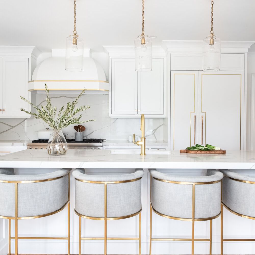 有木地板的白色厨房