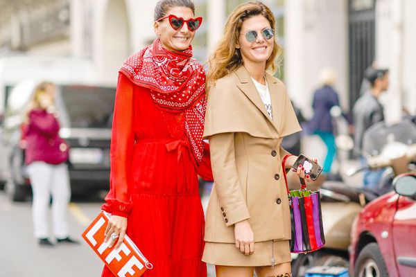 两个女人走在街上时髦的衣服