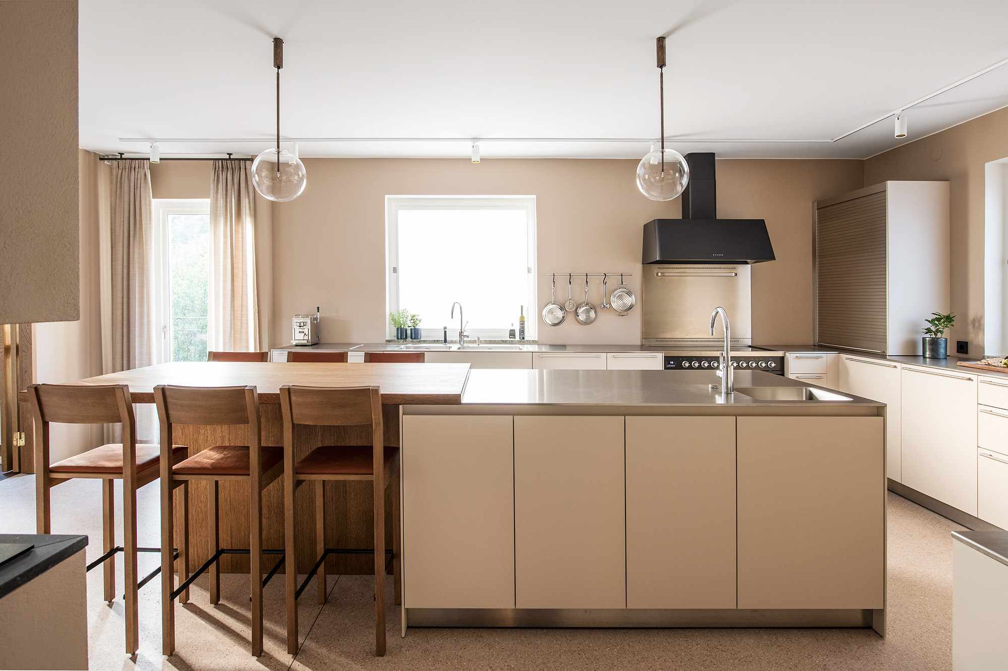 光滑的米色厨房