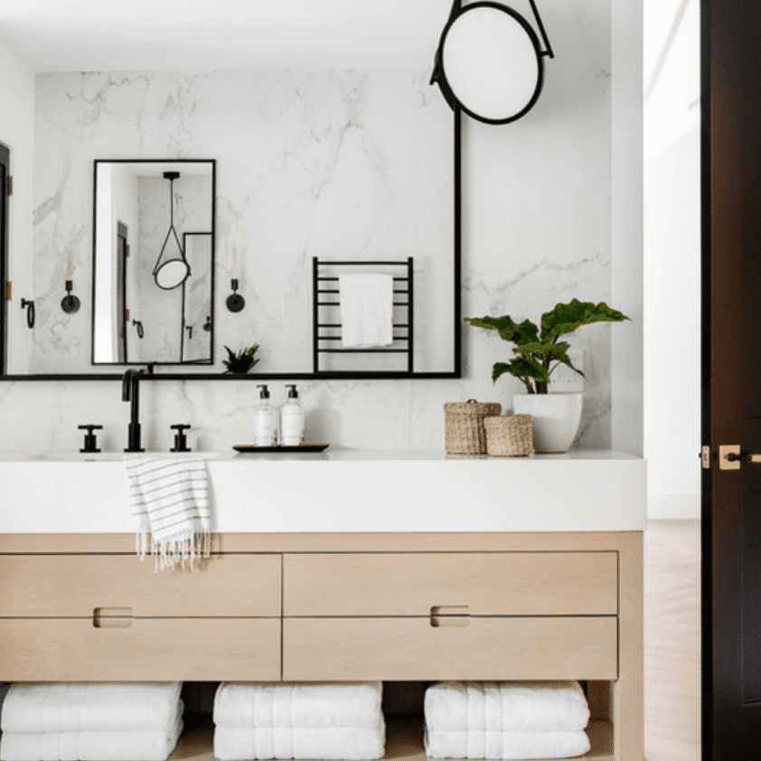 一间铺有从天花板到地板的大理石的浴室