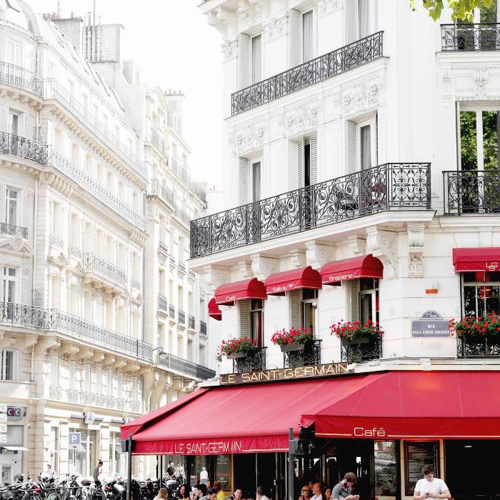 巴黎的一条街道，有街角的咖啡馆和可以俯瞰街道的朱丽叶阳台。