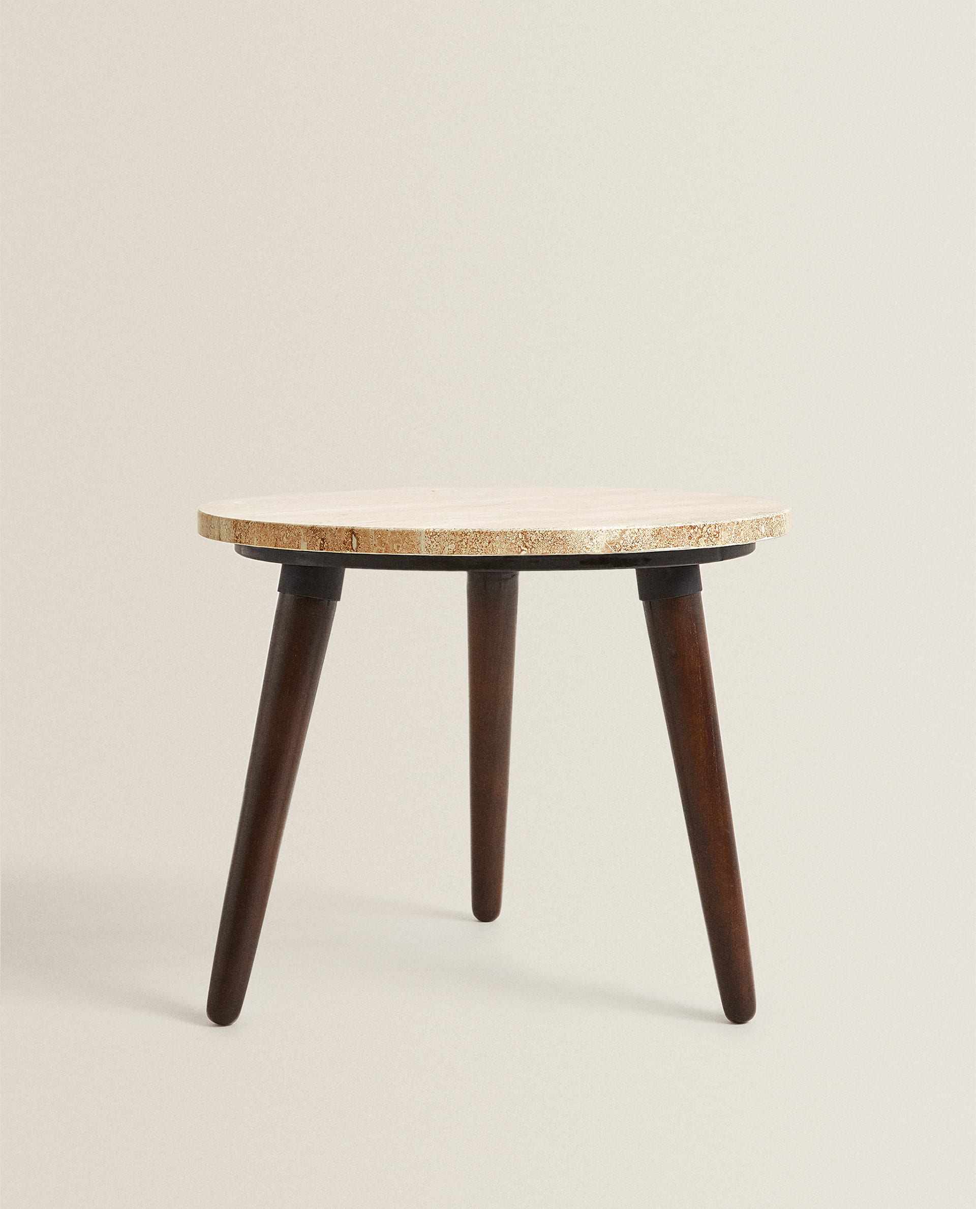 大理石圆形咖啡桌。