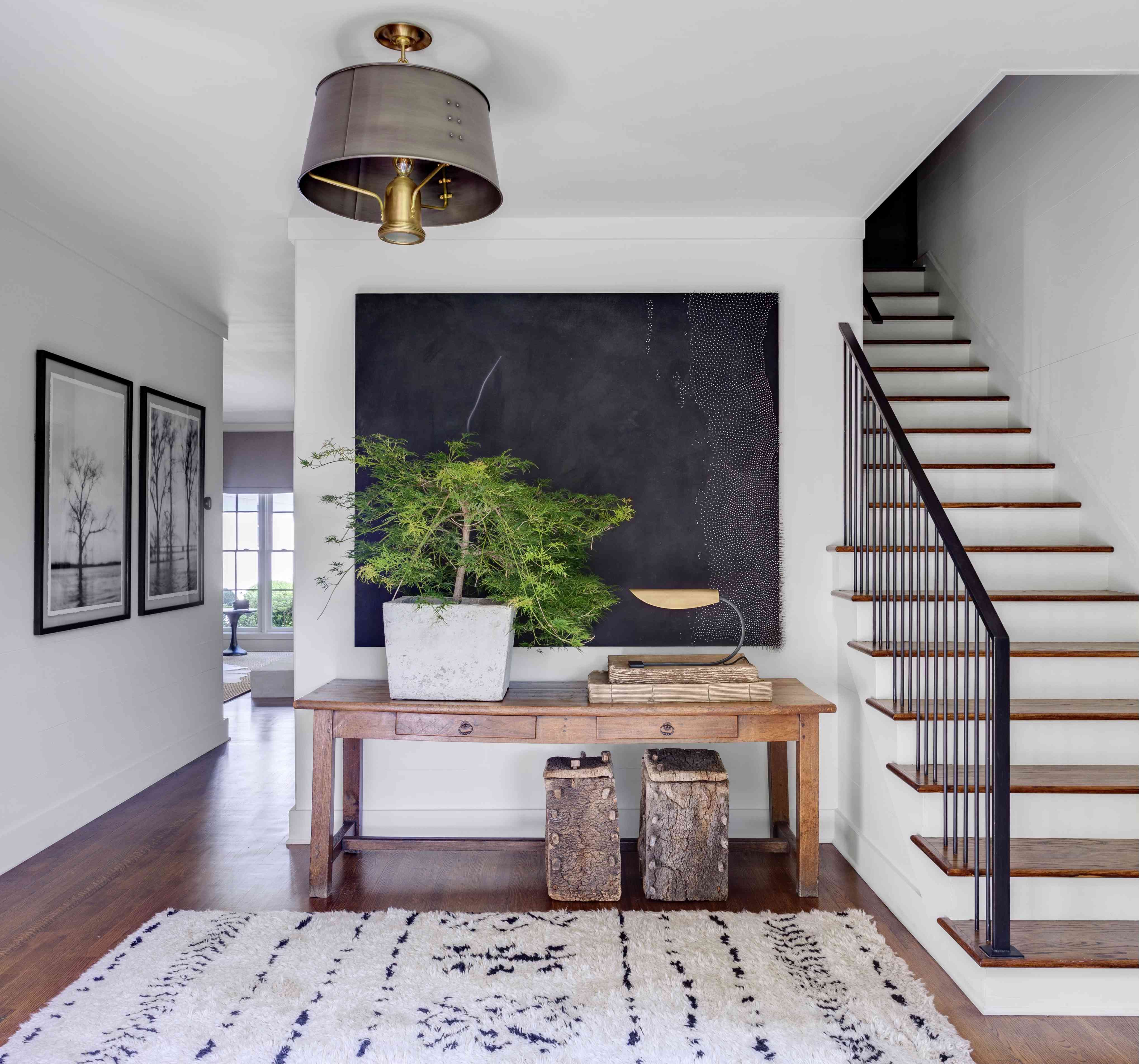 现代化的传统入口带有大型植物。