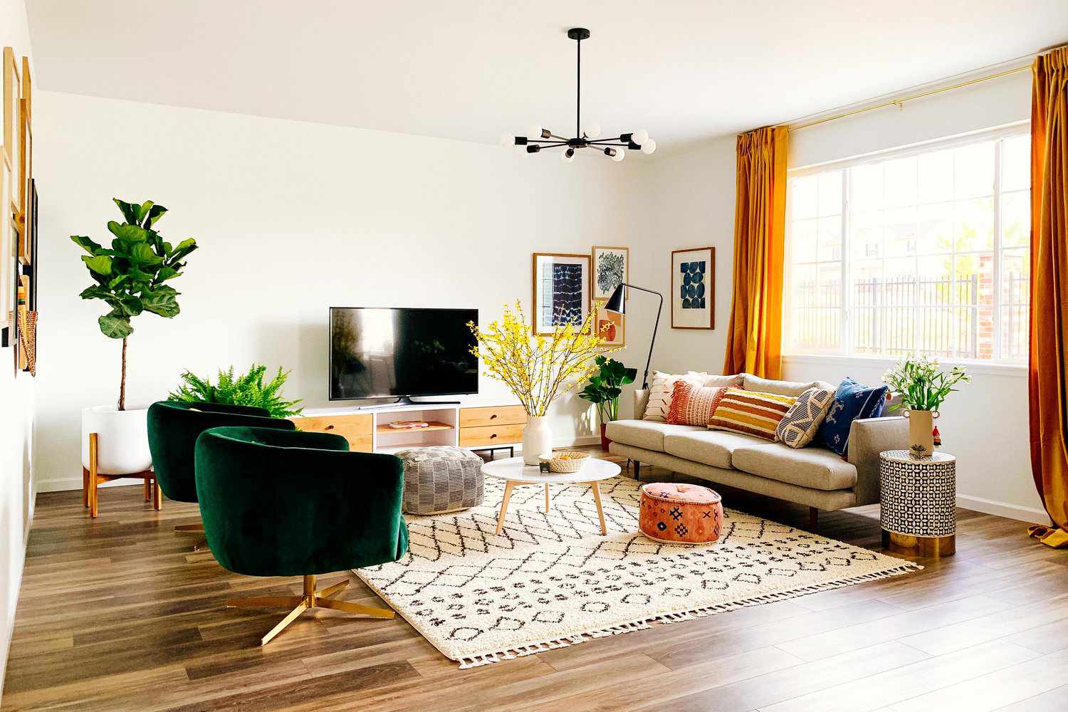 客厅窗帘的橙色椅子翡翠