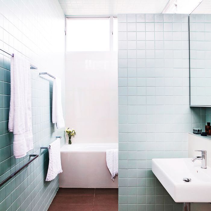 同方绿瓦衬的墙壁和天花板的浴室。