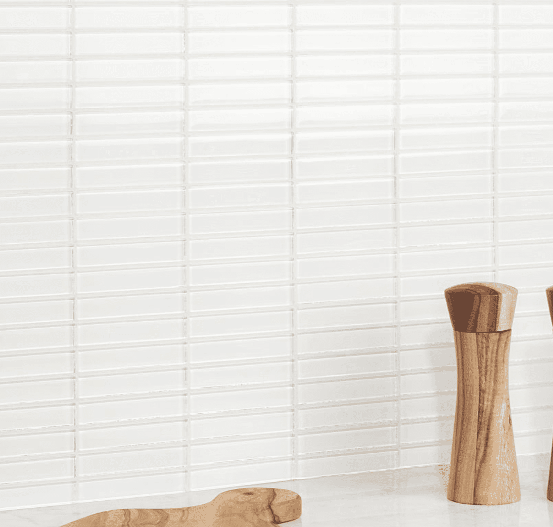 墙上衬有超级瘦白瓷