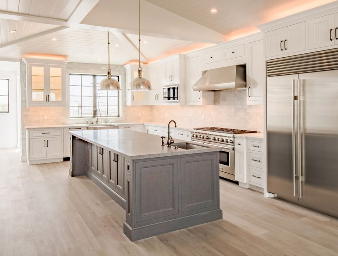 厨房配有阁楼天花板