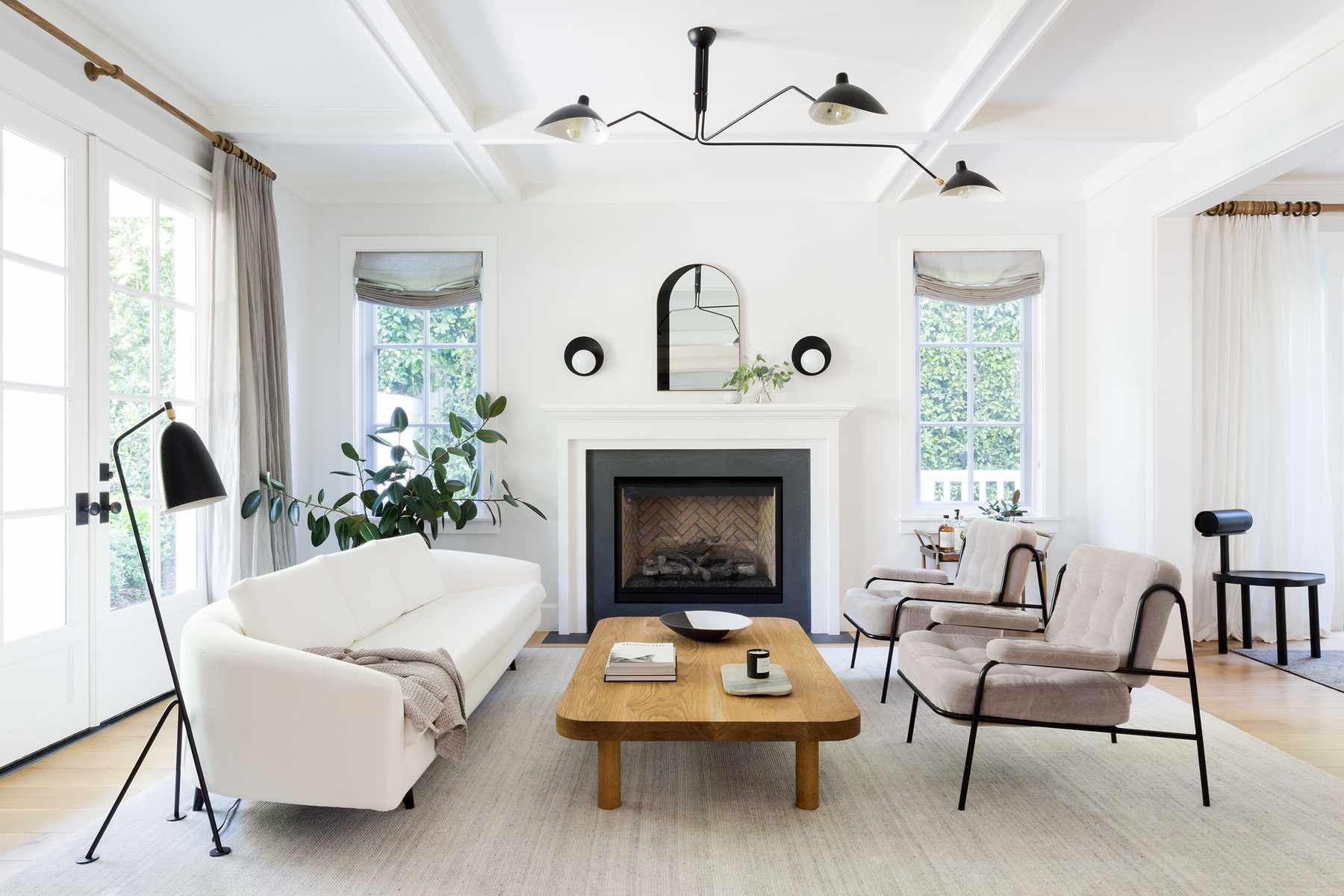 白色客厅与现代口音。