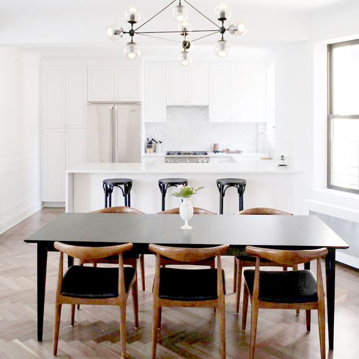 有人字形木地板的厨房