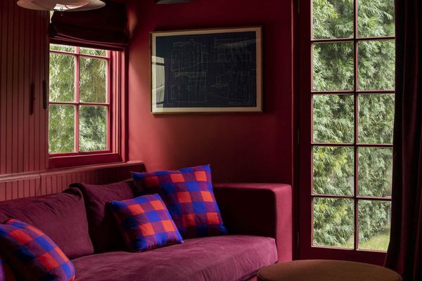 全洋红色筛选室，配有家具。