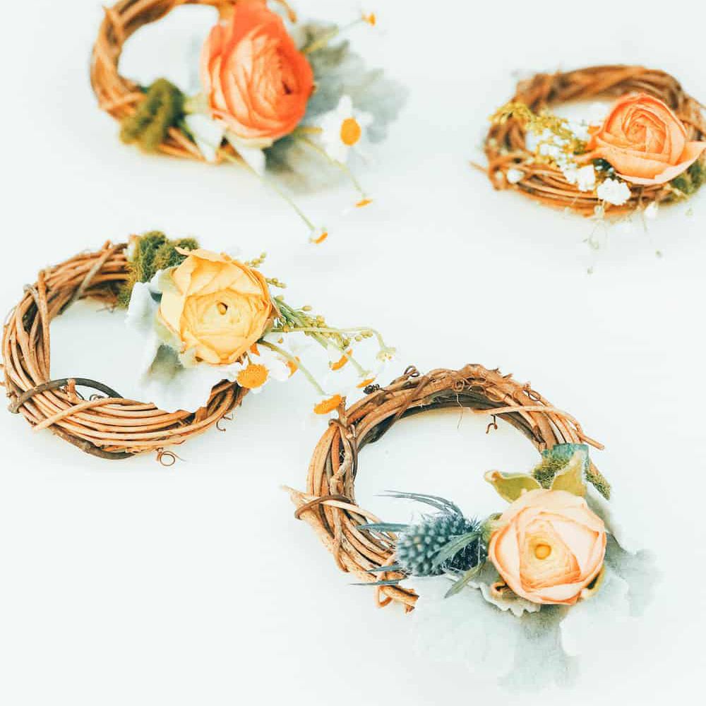 大学家庭主妇DIY春季花环。