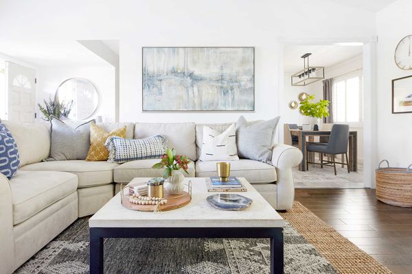 客厅与柔和的蓝色艺术作品。