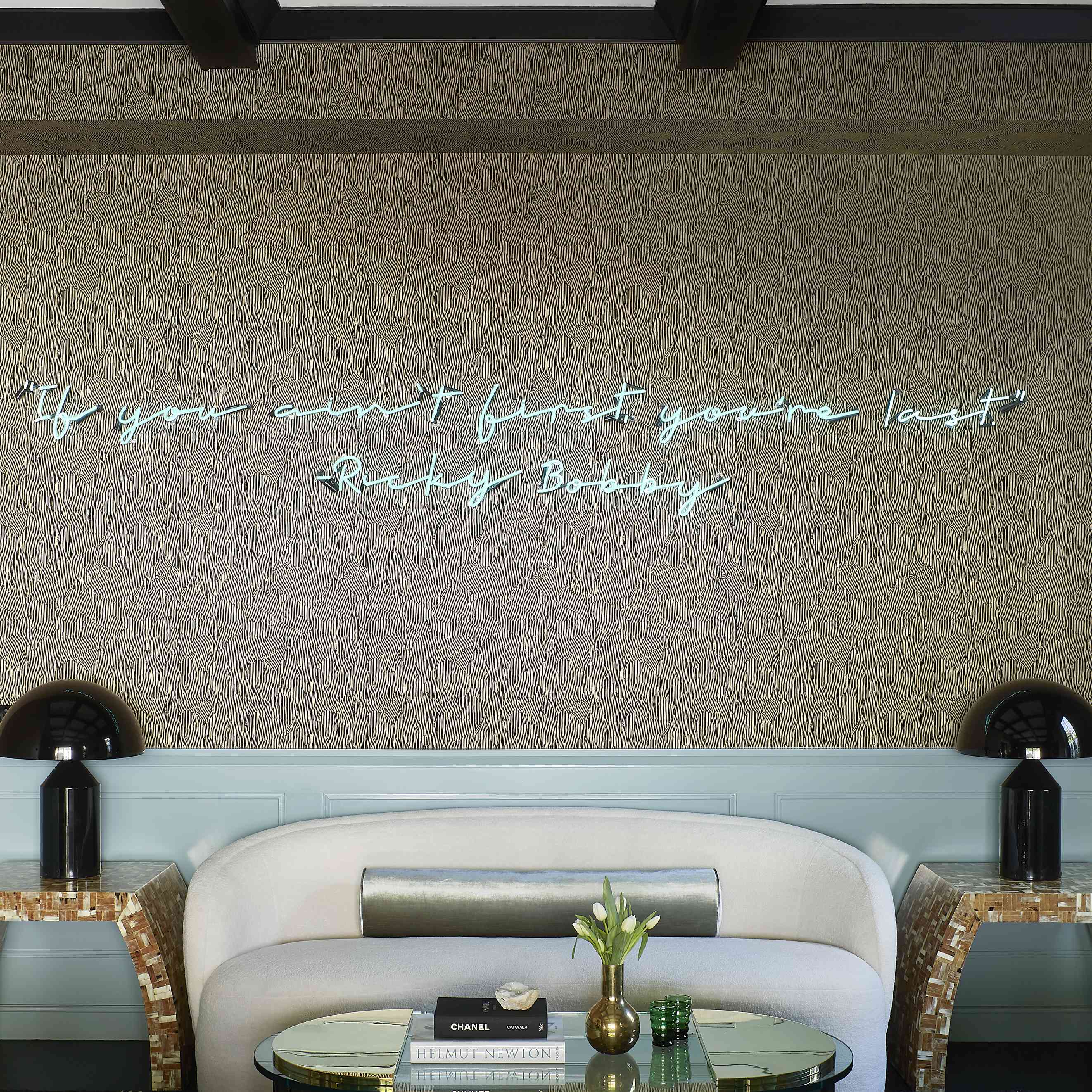 霓虹灯与沙发上面的ricky bobby引用。