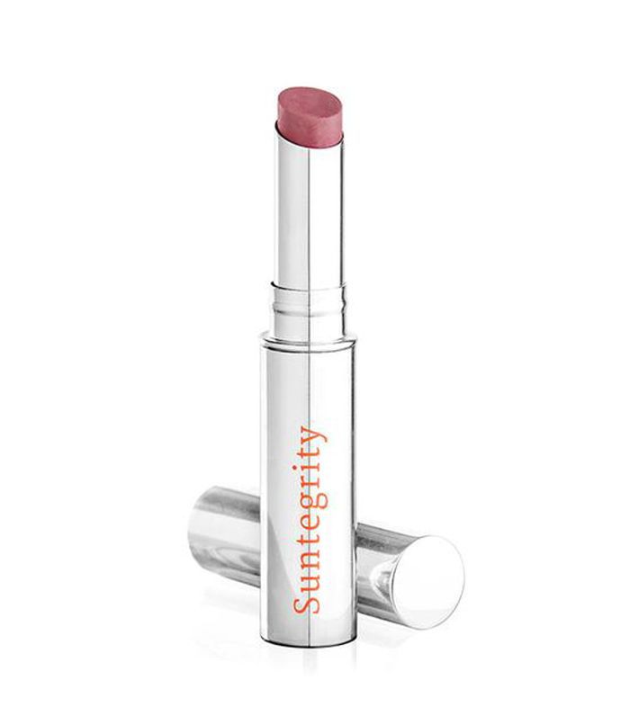 粉色唇膏的管子称为Suntegrity唇C.P.R.SPF 30。“class=