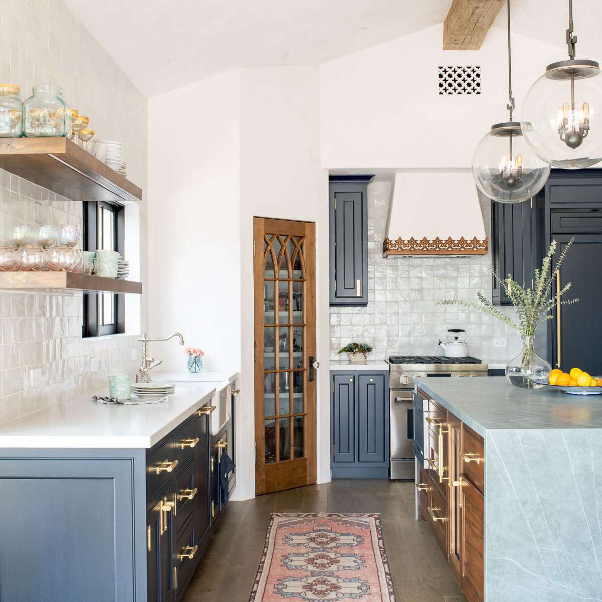 一个带大理石吧台的厨房