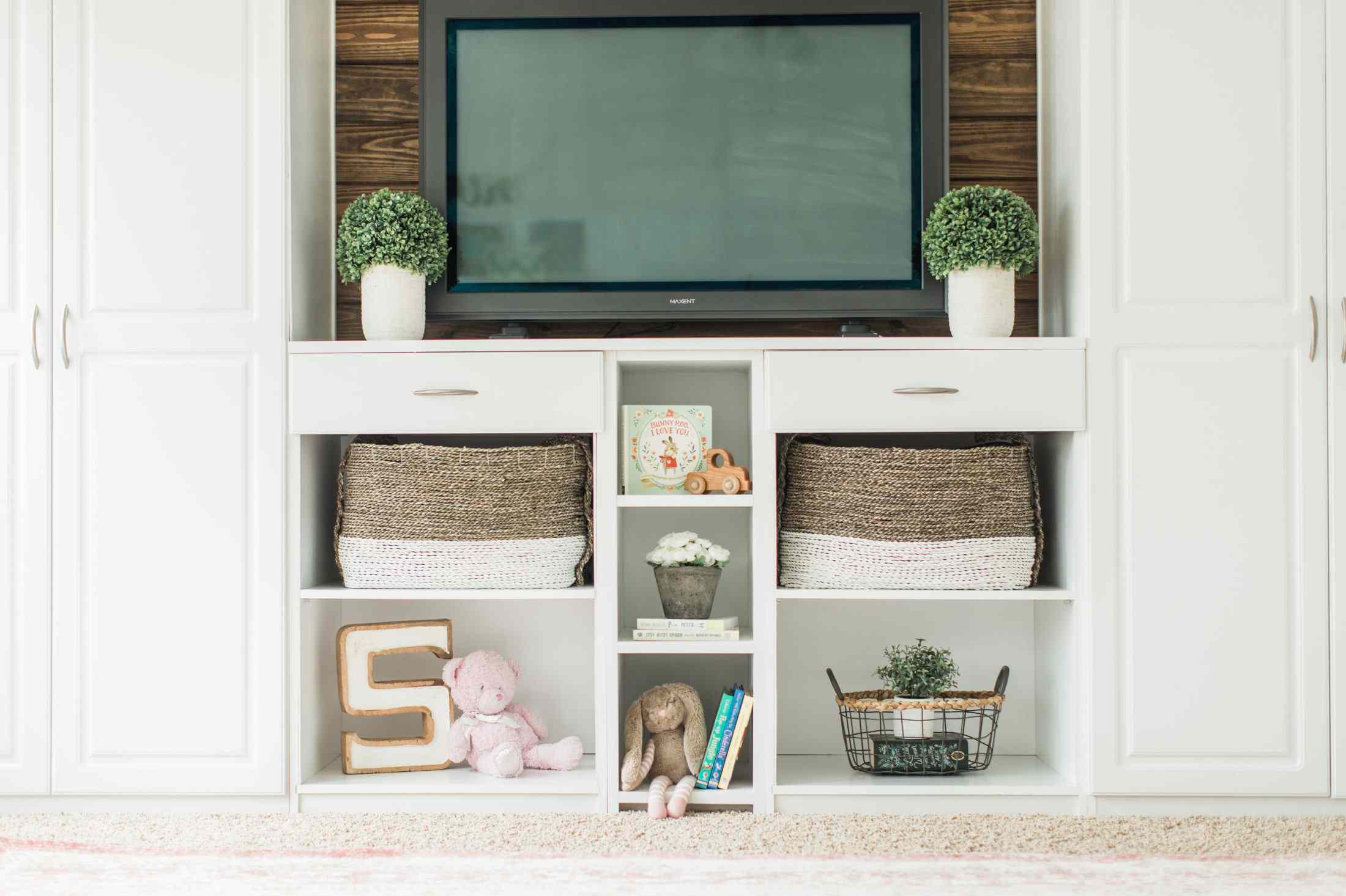 白色的带架子的游戏室