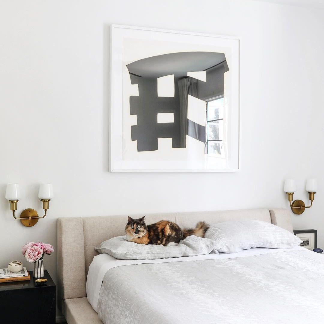 卧室上床上的黑白绘画