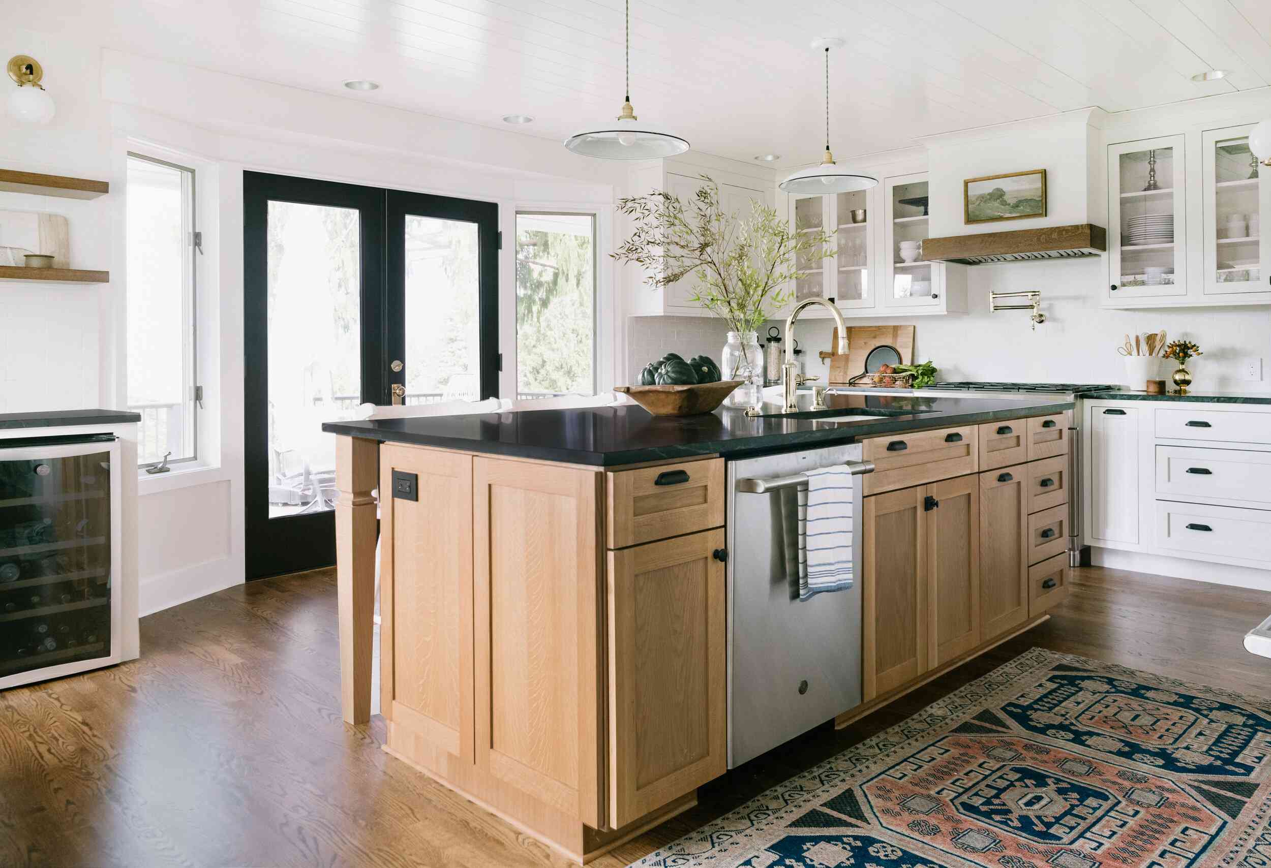 带有一个大木岛的农舍厨房