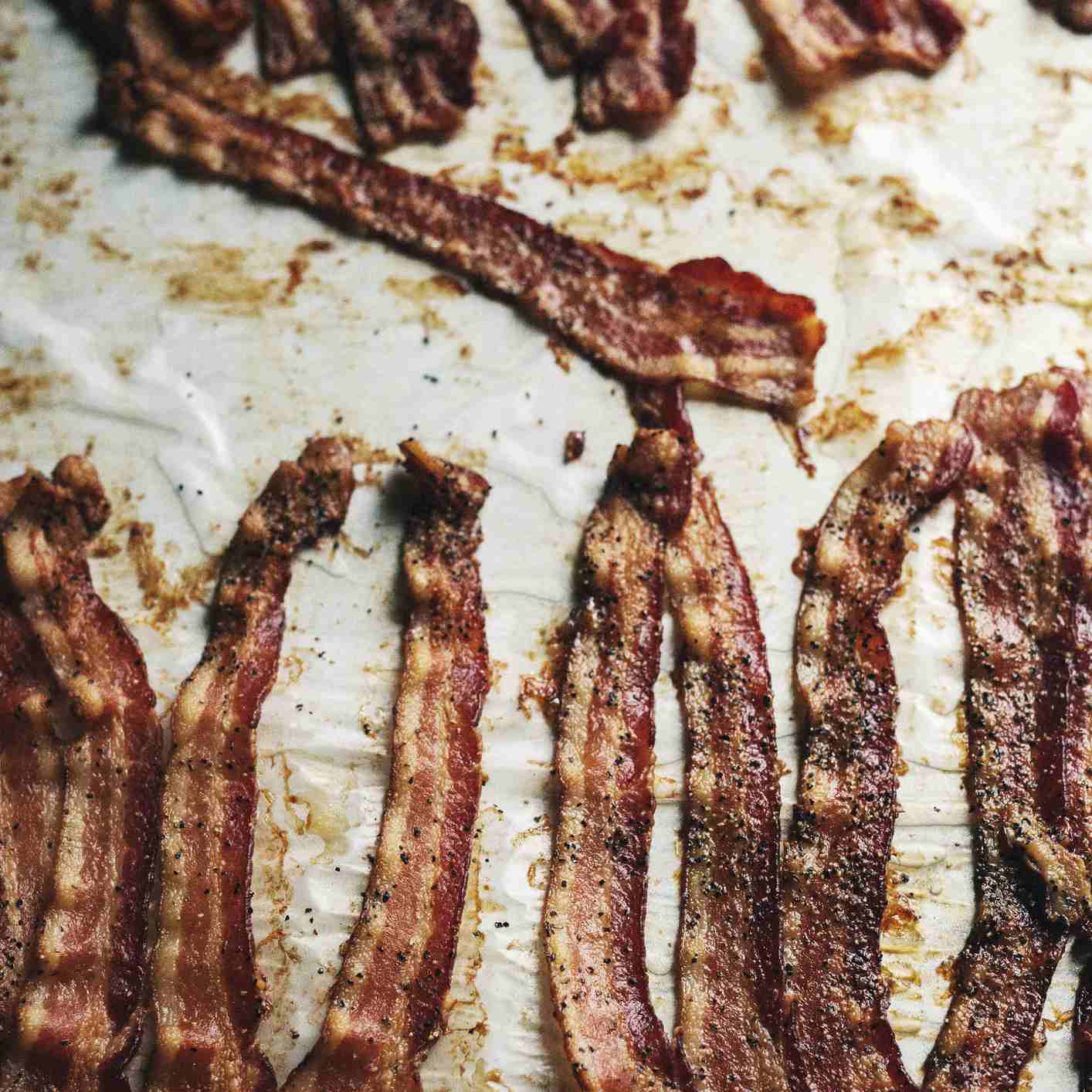 熟放在烘焙盘香脆培根片