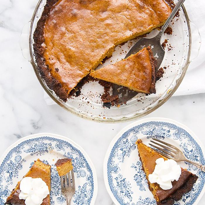 感恩节无麸质甜点——烤南瓜派配山核桃熏姜饼皮