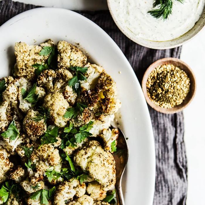 鞑靼人烤花椰菜配香草搅打羊乳酪