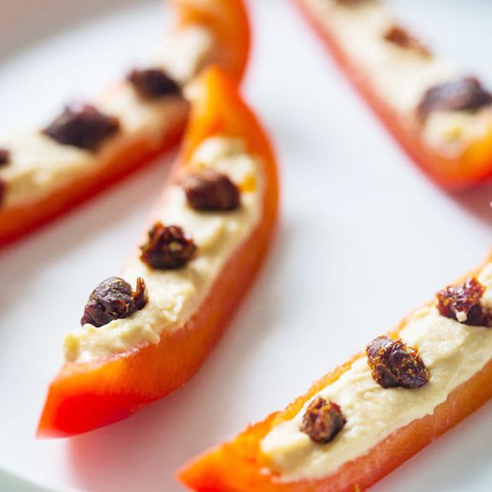 成熟的蚂蚁在圆木上