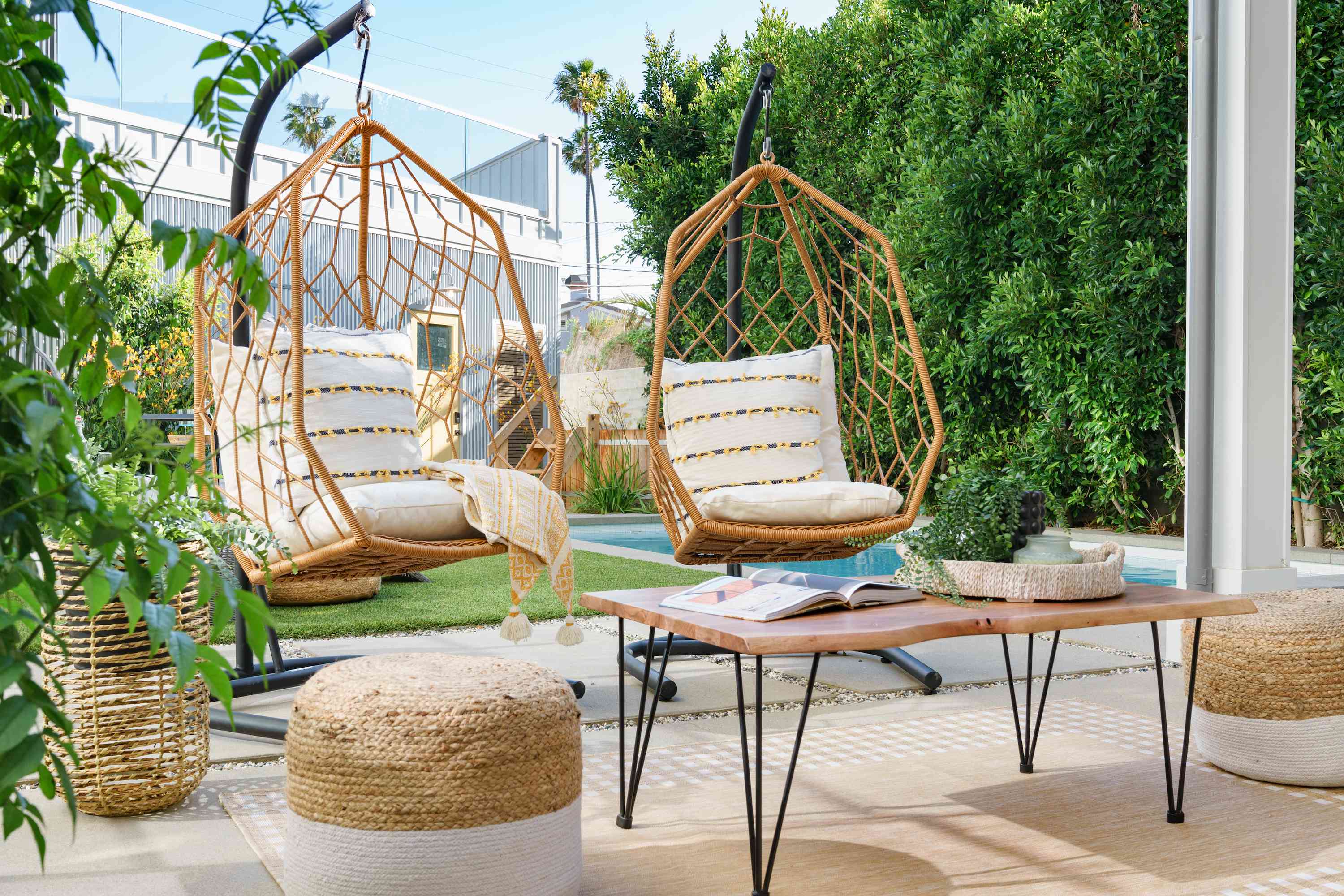 外面挂着两张藤椅。