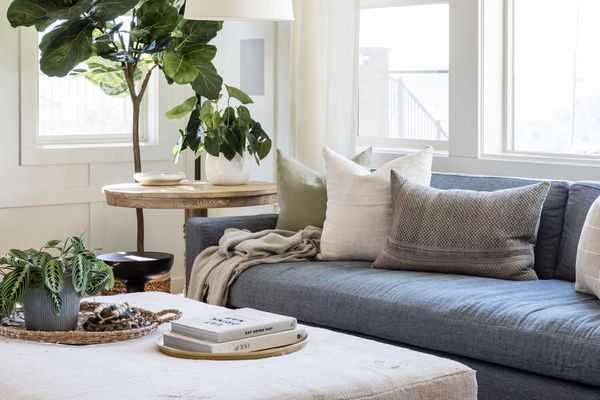 特写沙发和咖啡桌与书。