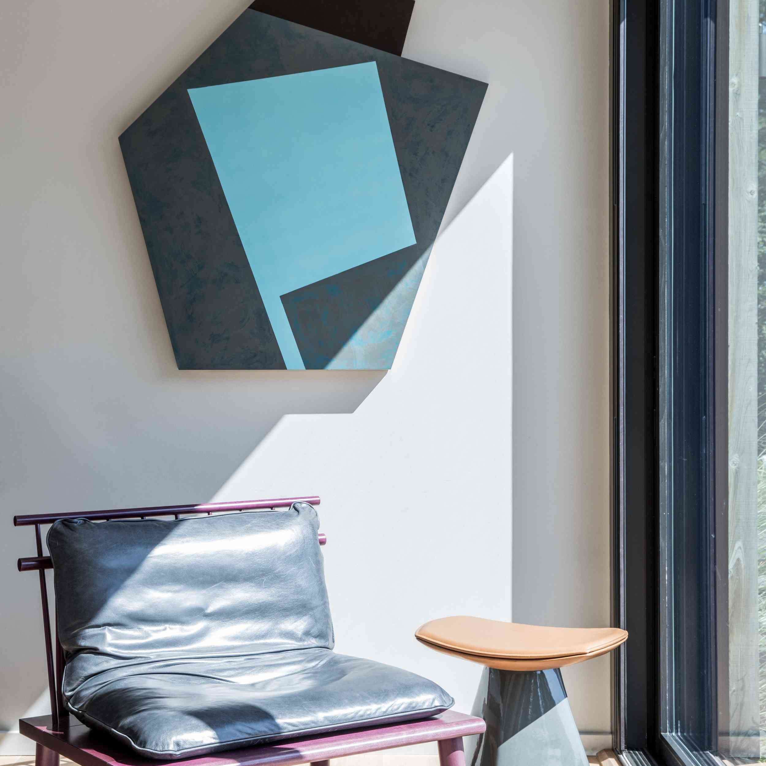 房间角落里装饰着时髦的家具和现代艺术品