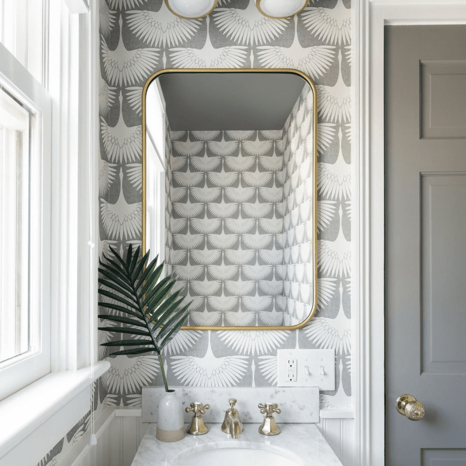 有被图案灰色和白色墙纸的灰色卫生间。