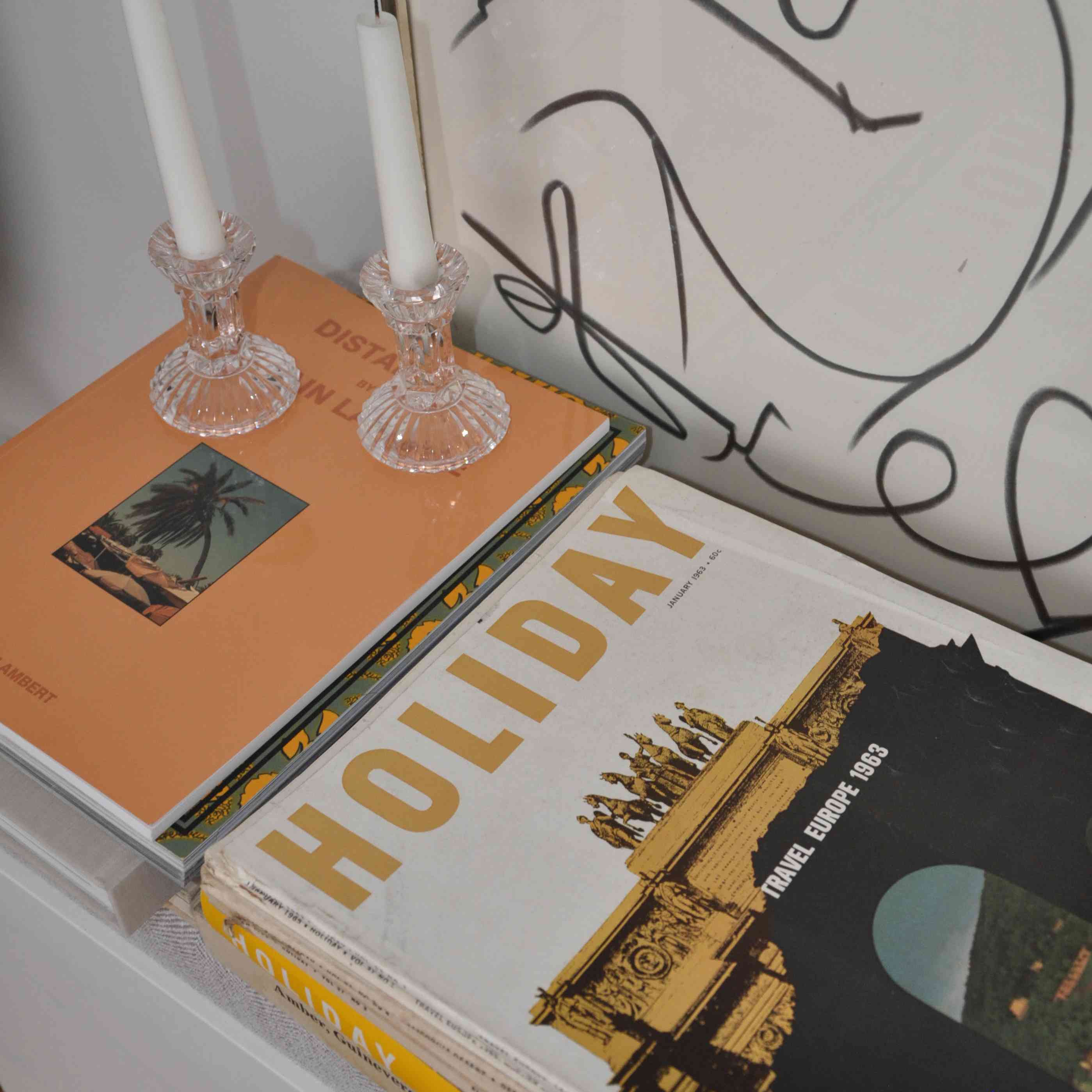 上面有蜡烛的彩色书籍。