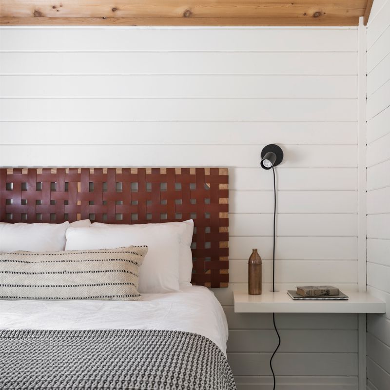 卧室墙壁和天花板上的shiplap