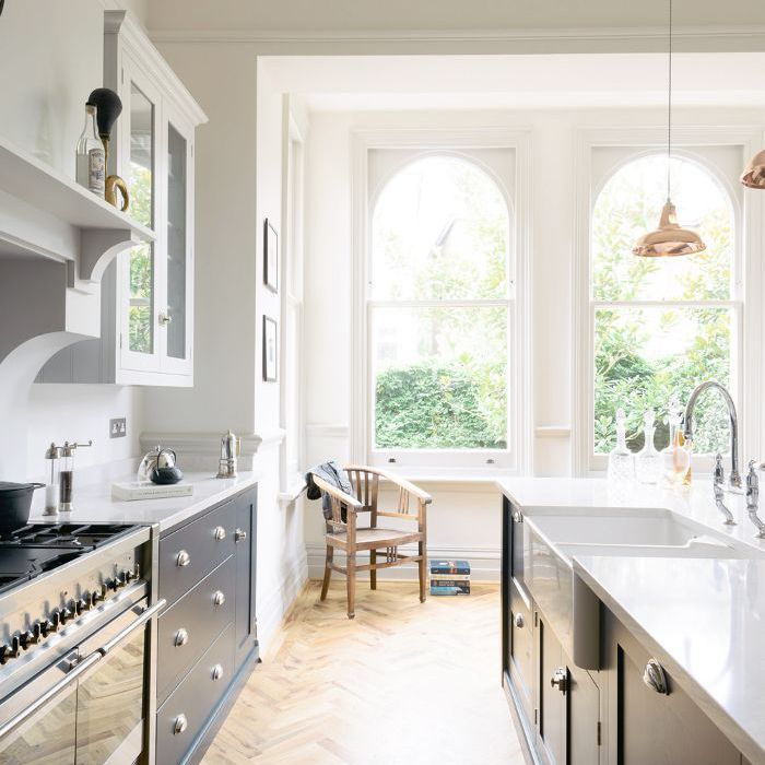 豪华的厨房与人字形木地板