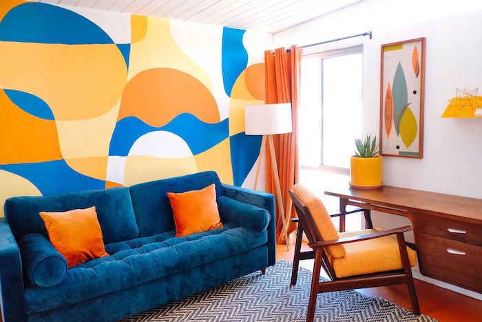 折衷的橙色，黄色和蓝色客厅