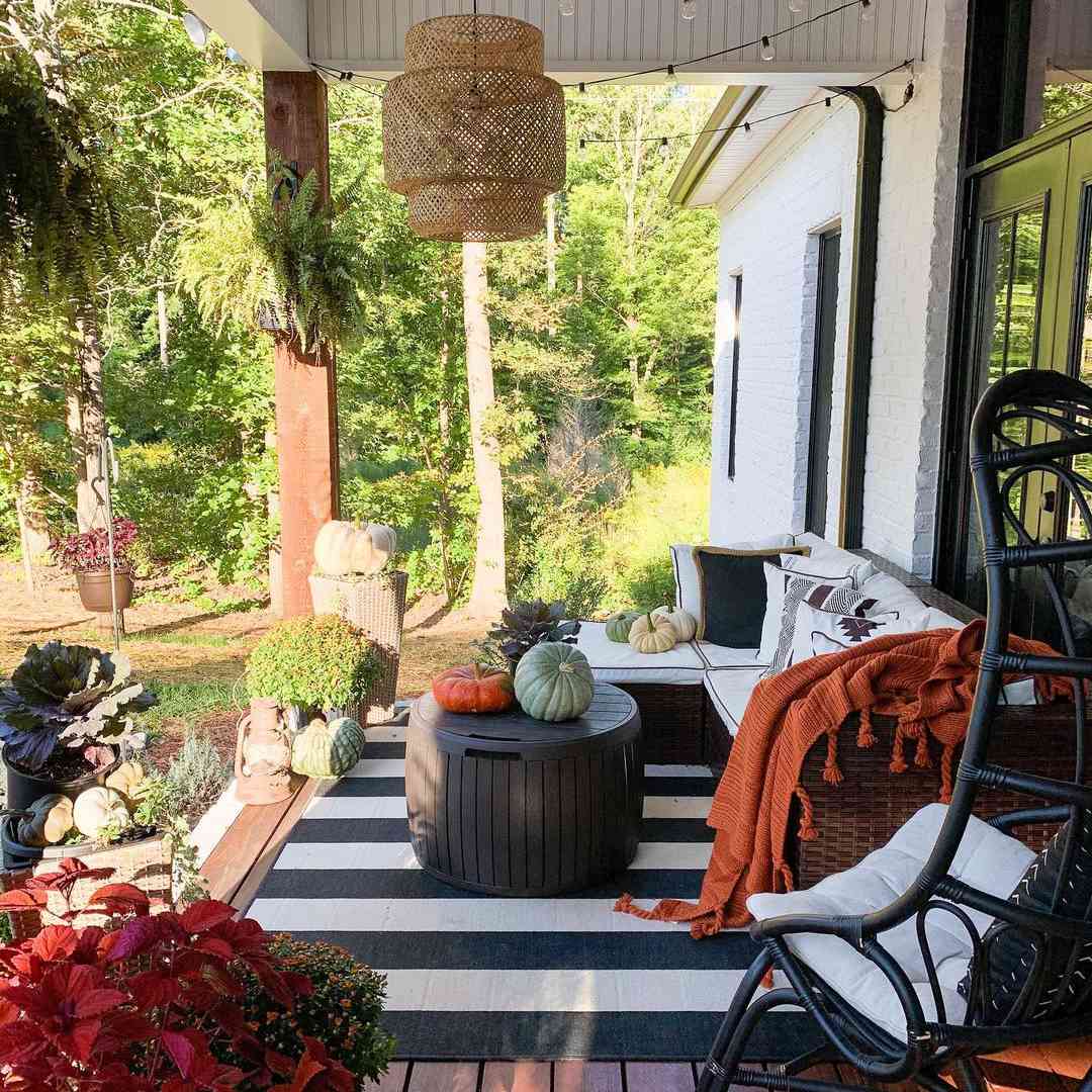 庭院内悬挂吊灯