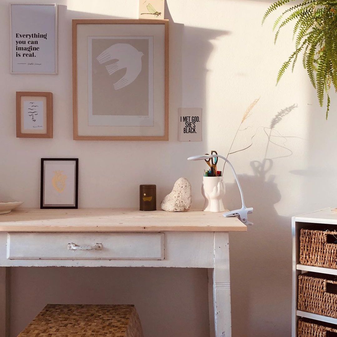 白色书桌与木材的口音