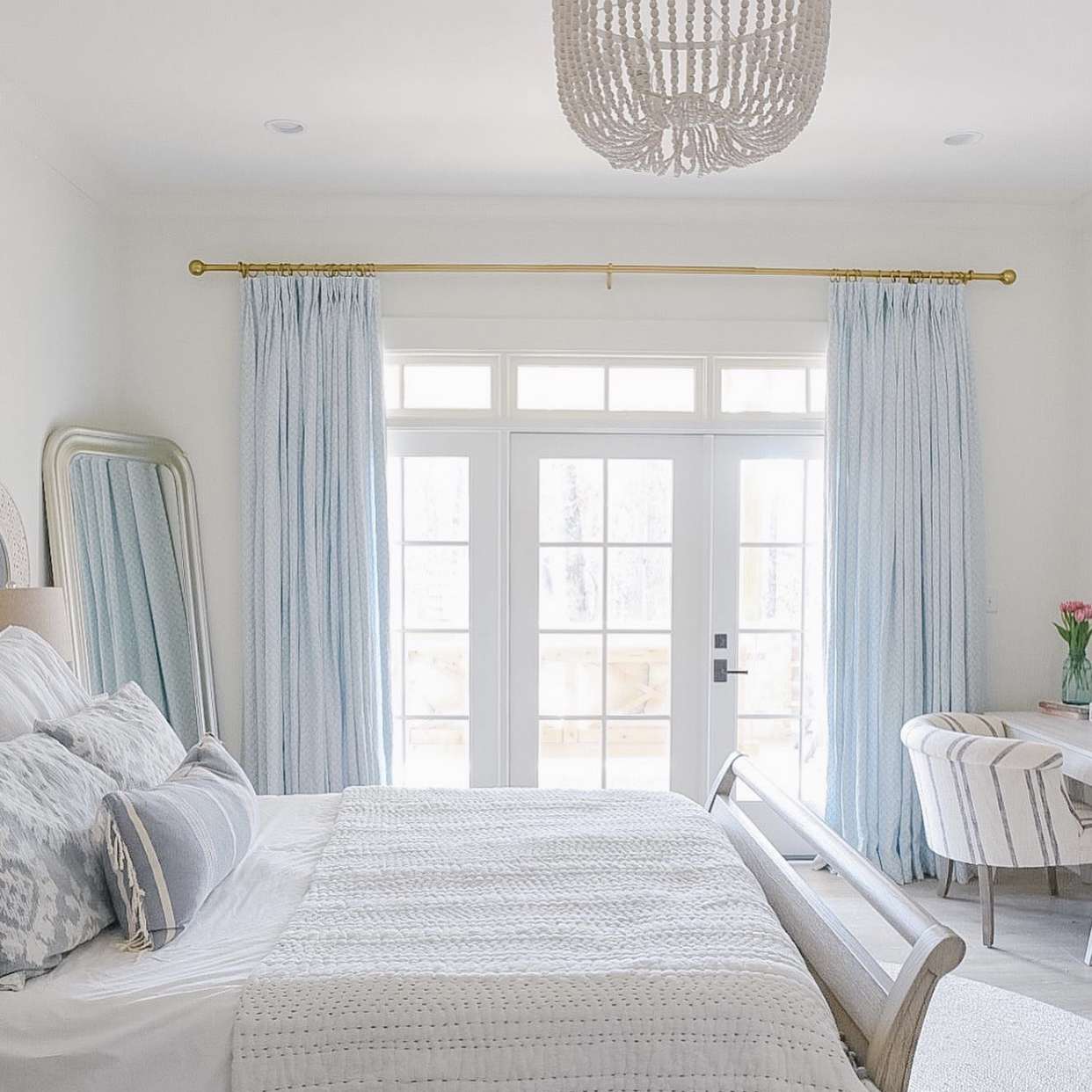 有蓝色窗帘的白色卧室