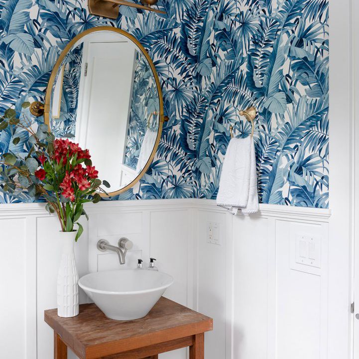 浴室有蓝色植物墙纸