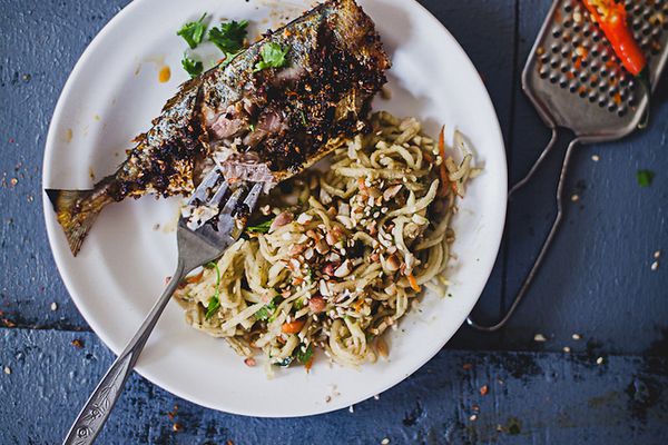 辛辣的鲭鱼和生木瓜沙拉是富含维生素D的一餐。