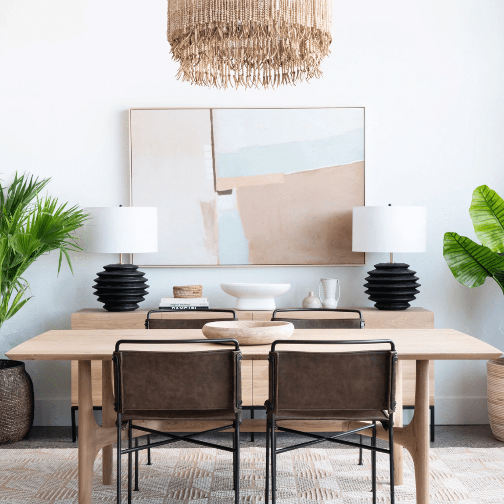 光滑的餐桌，上面有一个配套的低调的碗