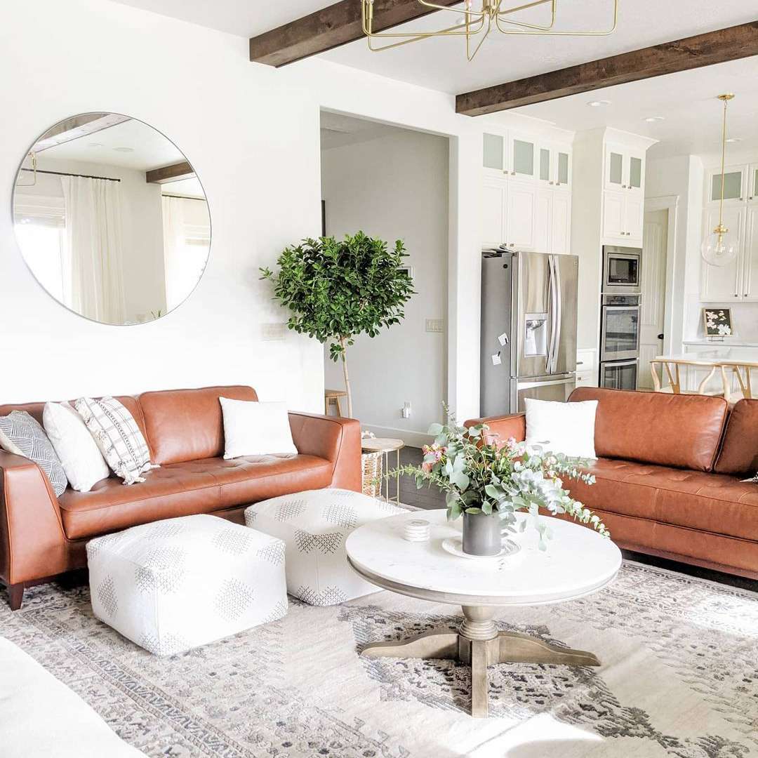 明亮通风的客厅。