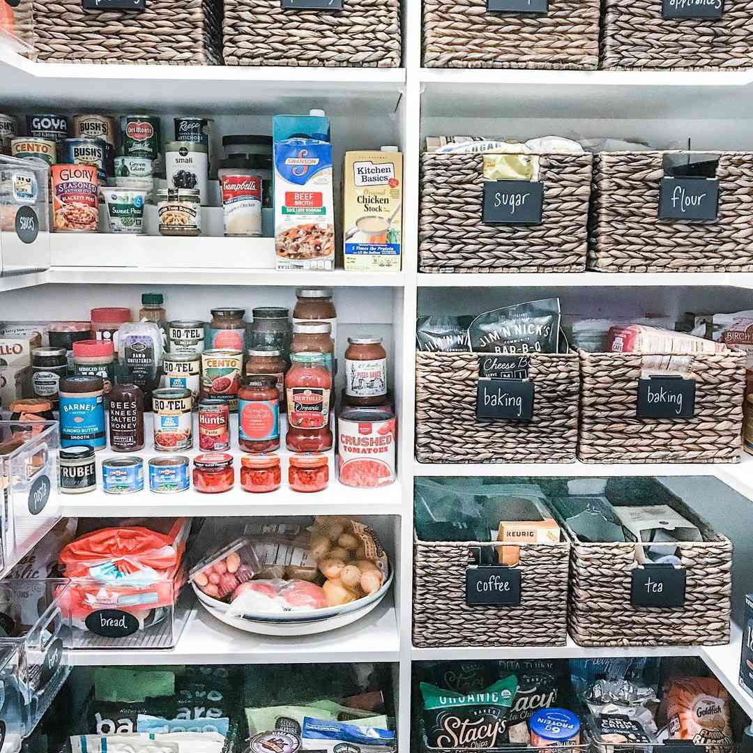 餐具室里的篮子和懒懒的苏珊