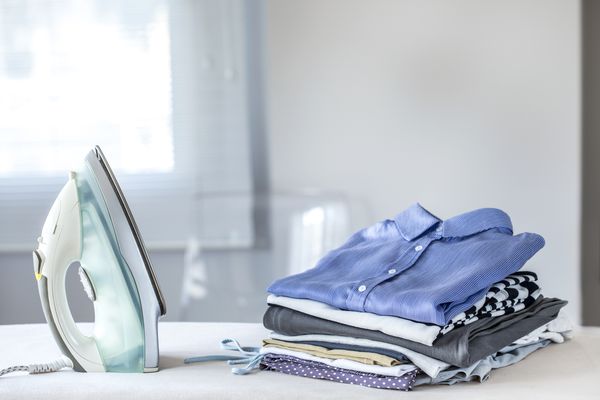 在熨衣板上熨衣服