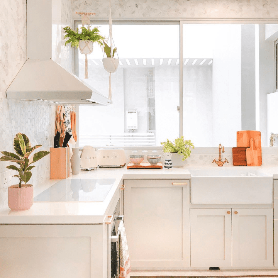 白色的小厨房，有配套的白色炉灶