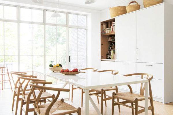 有桌的白色厨房