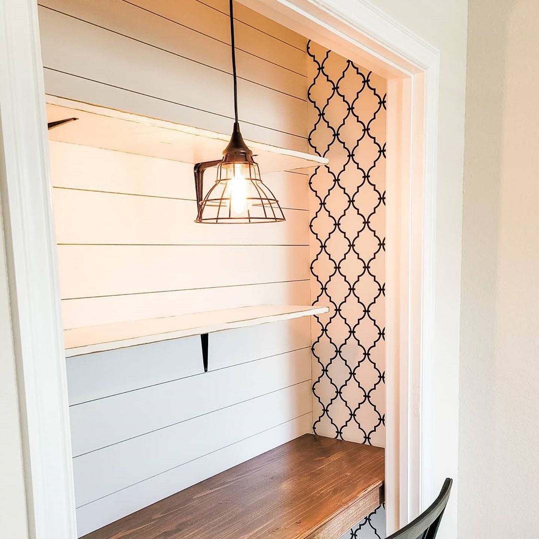 壁橱里的小桌子