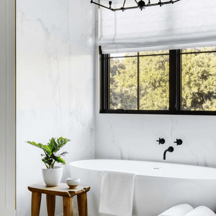 一个带有一些充满活力的棕色触摸的全白色浴室